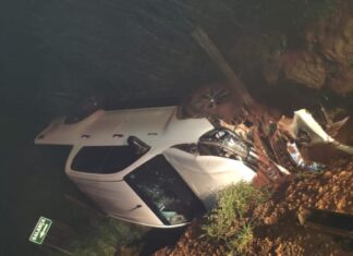 Lagoa Formosa – Caminhonete sofre aquaplanagem e provoca acidente na estrada de Monjolinho