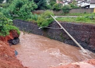 Ponte na cidade de São Gotardo desmorona com as fortes chuvas dos últimos dias