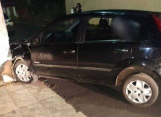 Motorista se distrai ao beijar namorado com veículo em movimento e atinge poste de iluminação pública
