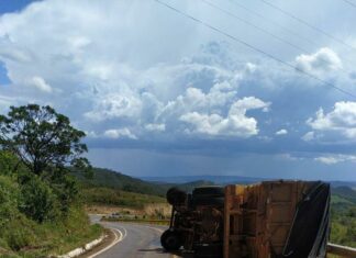 Serra do Salitre – Caminhão tomba e carga fica espalhada na rodovia