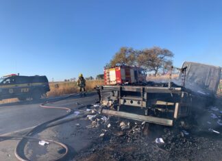 Corpo de Bombeiros de Patos de Minas combate incêndio em caminhão na BR-365