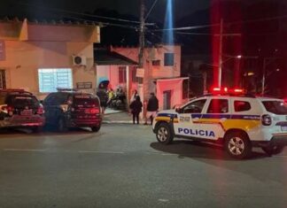 Policial suspeito de assediar menina de 13 anos agride repórter da Itatiaia dentro de delegacia
