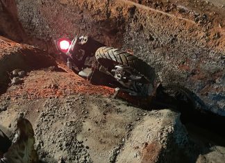 Motociclista sofre fratura exposta ao trafegar na contramão e cair em valeta de obras em Patos de Minas