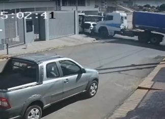 Casa é invadida por carreta desgovernada no bairro Jardim Califórnia em Patos de Minas