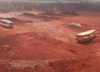 Caixões ficam espalhados em cemitério de Paracatu após enxurrada invadir o local
