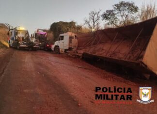 Patos de Minas – Carreta carregada de tomate tomba e interdita MGC-354