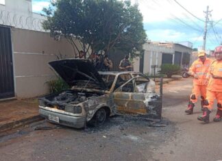 Patos de Minas – Incêndio criminoso destrói veículo no bairro Jardim Sorriso