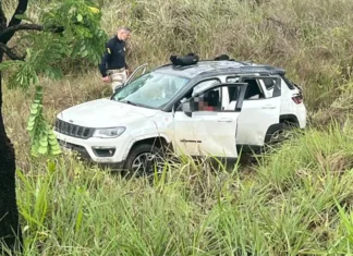 Carro com cinco pessoas da mesma família capota durante o Natal na BR-365
