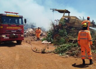 Bombeiros controlam fogo em amontoado de grãos e embalagens próximo à BR-365