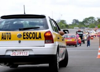 Contran acaba com obrigatoriedade de aulas em autoescolas para tirar a CNH; processo ficará mais barato e flexível