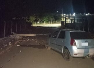 Motorista perde controle direcional e provoca acidente que deixou dois postes destruídos; em Lagoa Formosa