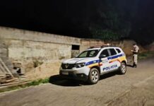 Mulher entra em lote vago para procurar chuchu e encontra corpo em estado de decomposição, em Patos de Minas