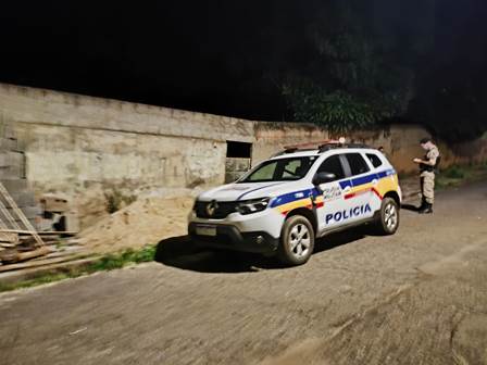 Mulher entra em lote vago para procurar chuchu e encontra corpo em estado de decomposição, em Patos de Minas