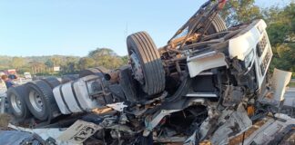 Motorista de 26 anos morre após capotamento de carreta na BR-262