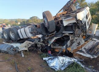 Motorista de 26 anos morre após capotamento de carreta na BR-262