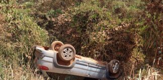 Carmo do Paranaíba – Carro capota em acesso à Lagoa dos Estulanos e mobiliza SAMU