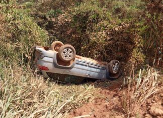 Carmo do Paranaíba – Carro capota em acesso à Lagoa dos Estulanos e mobiliza SAMU