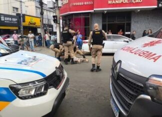 Homem em surto se joga contra veículos no Centro de Patos de Minas e acaba contido pela Polícia Militar