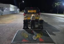Patos de Minas – Motorista foge de abordagem e abandona carro com mais de 100 barras de maconha