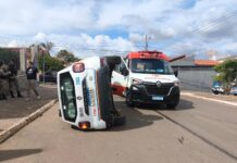 Viatura da PM capota após ser atingida por veículo em que a condutora avançou uma parada obrigatória em Patos de Minas