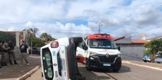 Viatura da PM capota após ser atingida por veículo em que a condutora avançou uma parada obrigatória em Patos de Minas