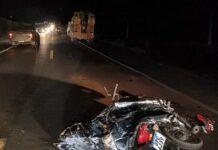 Motociclista colide contra traseira de caminhão prancha na BR-365 e morre, em Patos de Minas