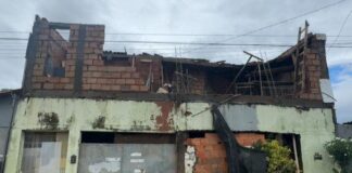 Fim do Perigo: imóvel interditado que ameaçava vizinhança é demolido com segurança em Carmo do Paranaíba