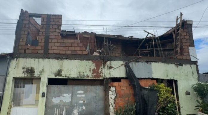 Fim do Perigo: imóvel interditado que ameaçava vizinhança é demolido com segurança em Carmo do Paranaíba