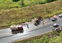Motorista morre após caminhão carregado de açúcar capotar na BR-146, em Serra do Salitre; VEJA VÍDEO
