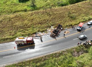 Motorista morre após caminhão carregado de açúcar capotar na BR-146, em Serra do Salitre; VEJA VÍDEO