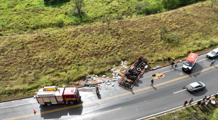Motorista morre após caminhão carregado de açúcar capotar na BR-146, em Serra do Salitre; VEJA VÍDEO