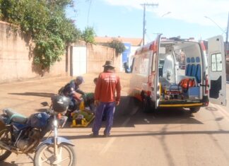 Motociclista fica ferido após colisão com caminhão em Carmo do Paranaíba