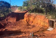 Carmo do Paranaíba – Empresa inicia obras de reconstrução da rua sobre o Córrego Lava Pés