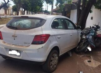 Patos de Minas – Motorista se distrai com celular e atinge motos estacionadas em avenida