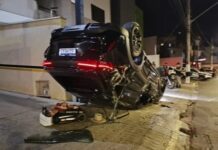Motorista capota veículo na Avenida Padre Almir em Patos de Minas e foge do local