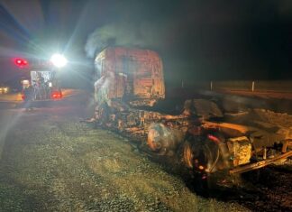 Varjão de Minas – Caminhão fica destruído após incêndio na BR-365