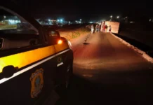Caminhão baú carregado com sofás tomba na BR-365 ao tentar desviar de outro acidente em Patos de Minas