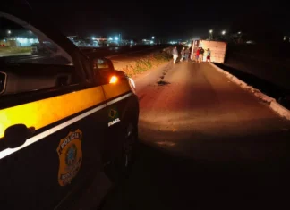 Caminhão baú carregado com sofás tomba na BR-365 ao tentar desviar de outro acidente em Patos de Minas
