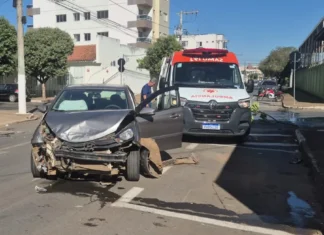 Patos de Minas – Carro avança parada obrigatória, bate em veículo e atinge três motos