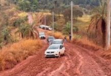 Motoristas e fazendeiros se revoltam com situação precária da BR-352 entre Tiros e Arapuá