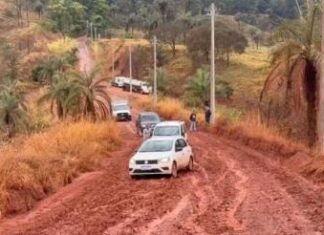 Motoristas e fazendeiros se revoltam com situação precária da MGC-352 entre Tiros e Arapuá