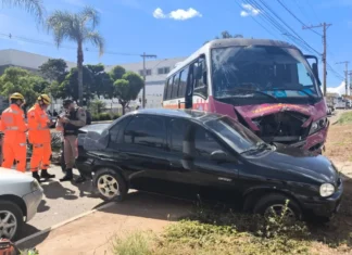 Micro-ônibus que transporta pacientes de Carmo do Paranaíba desce desgovernado em avenida de Patos de Minas