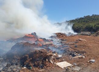 Incêndio no lixão de Carmo do Paranaíba provoca muita fumaça e mobiliza Prefeitura