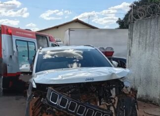 Carmo do Paranaíba – Quatro pessoas ficam feridas após colisão entre dois carros no Centro, VEJA VÍDEO