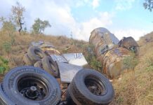 Carreta bitrem capota e cai em ribanceira de cerca de 50 metros na MG-230, em Serra do Salitre