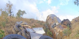 Carreta bitrem capota e cai em ribanceira de cerca de 50 metros na MG-230, em Serra do Salitre
