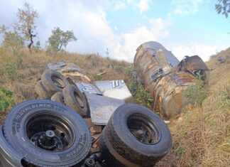 Carreta bitrem capota e cai em ribanceira de cerca de 50 metros na MG-230, em Serra do Salitre