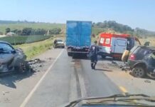 Uma pessoa morre e outra fica presa às ferragens em acidente próximo ao Trevo do Distrito de Chaves, na BR-354