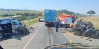 Uma pessoa morre e outra fica presa às ferragens em acidente próximo ao Trevo do Distrito de Chaves, na BR-354