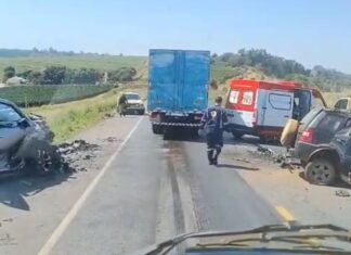 Uma pessoa morre e outra fica presa às ferragens em acidente próximo ao Trevo do Distrito de Chaves, na BR-354